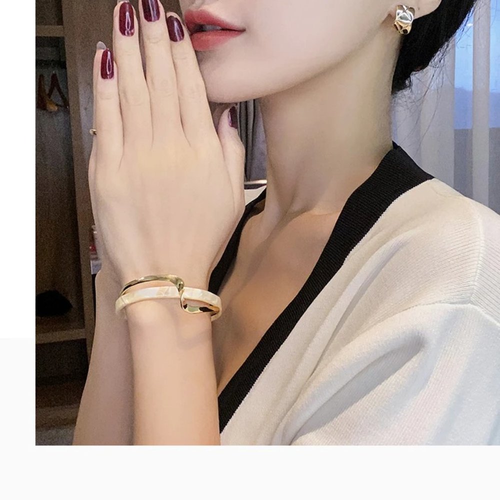 Simple White Gold Shellfish Board Bend Metal Geometric Overlap Bracelet - Picture 4 of 8